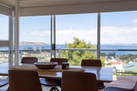 River View Holiday House Sleeps 8 10min to CBD