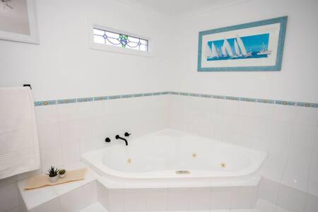 River View Holiday House Sleeps 8 10min to CBD