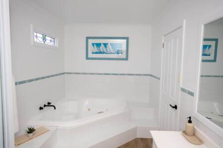 River View Holiday House Sleeps 8 10min to CBD