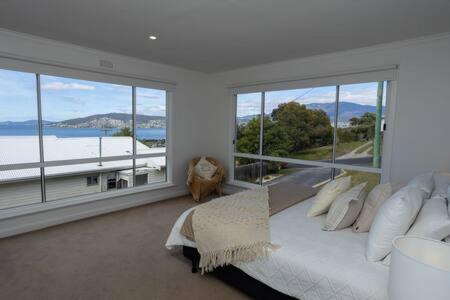 River View Holiday House Sleeps 8 10min to CBD