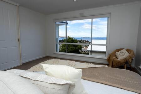 River View Holiday House Sleeps 8 10min to CBD