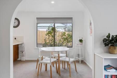 Sandy Bay Cozy Cottage Close to CBD