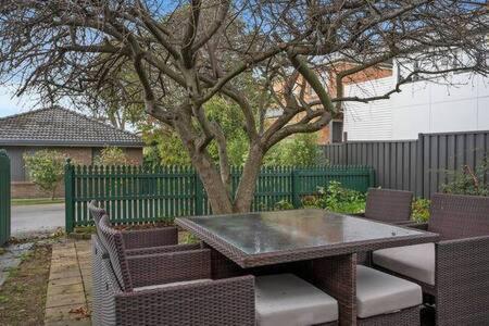 Sandy Bay Cozy Cottage Close to CBD