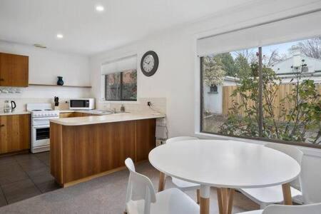 Sandy Bay Cozy Cottage Close to CBD