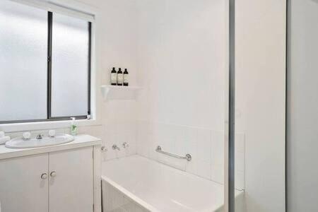 Sandy Bay Cozy Cottage Close to CBD