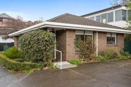 Sandy Bay Cozy Cottage Close to CBD