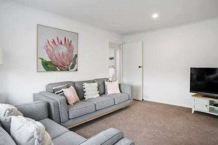 Sandy Bay Cozy Cottage Close to CBD