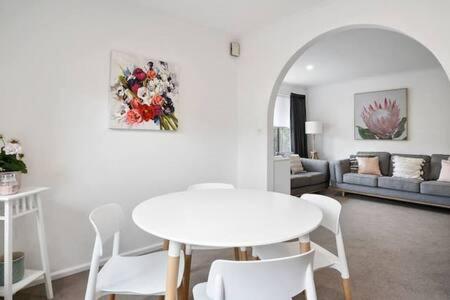 Sandy Bay Cozy Cottage Close to CBD