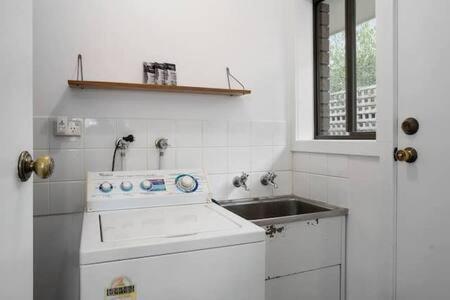 Sandy Bay Cozy Cottage Close to CBD