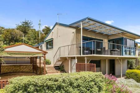 The Bay Waterfront home 10 min to CBD Sleeps 9