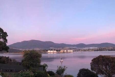 The Bay Waterfront home 10 min to CBD Sleeps 9