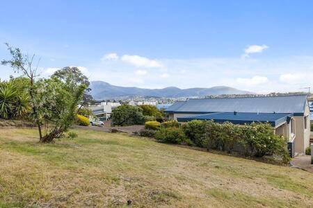The Bay Waterfront home 10 min to CBD Sleeps 9