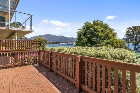 The Bay Waterfront home 10 min to CBD Sleeps 9
