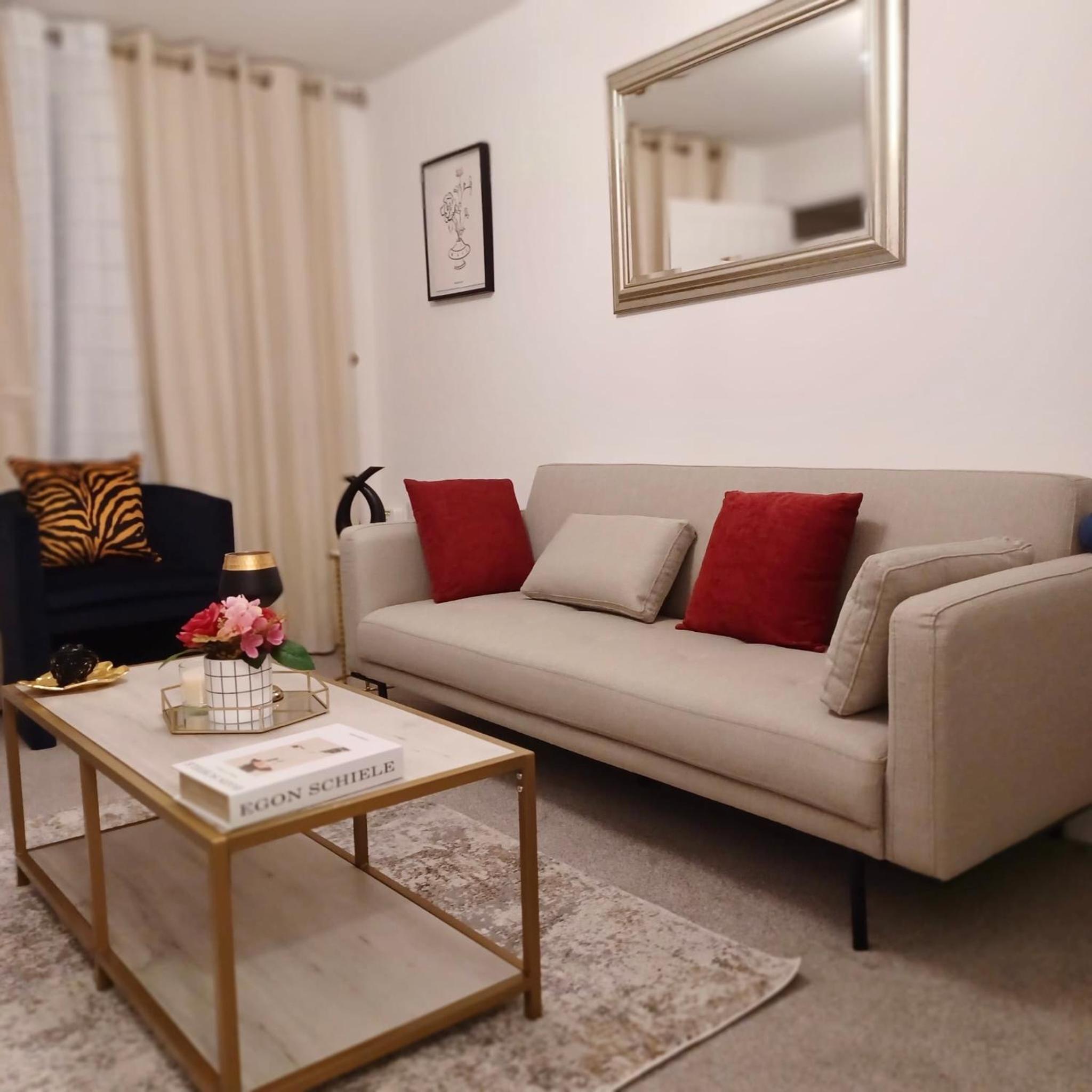 2 Bed House Sleeps 4 - Private Garden Parking