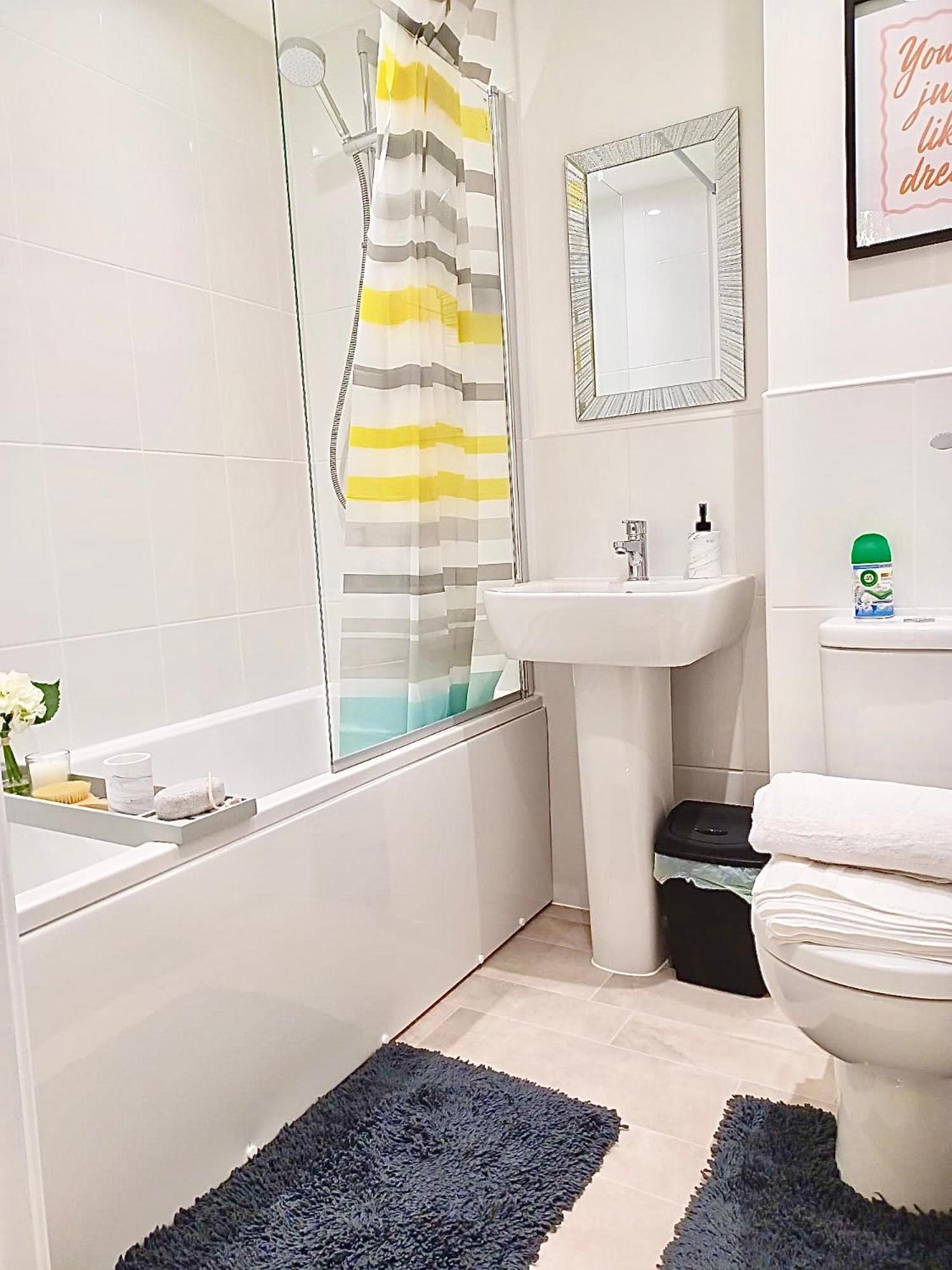 2 Bed House Sleeps 4 - Private Garden Parking