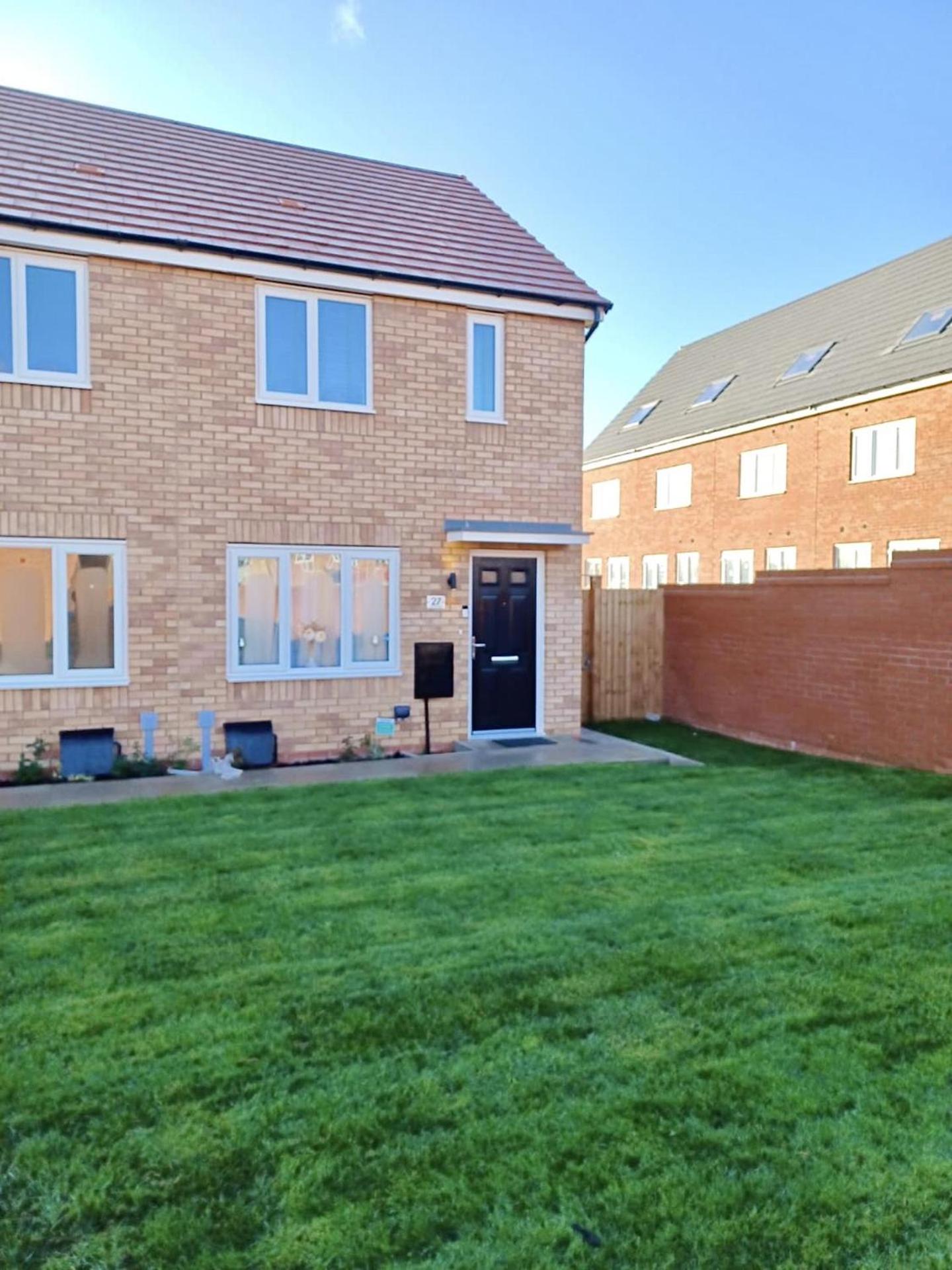 2 Bed House Sleeps 4 - Private Garden Parking