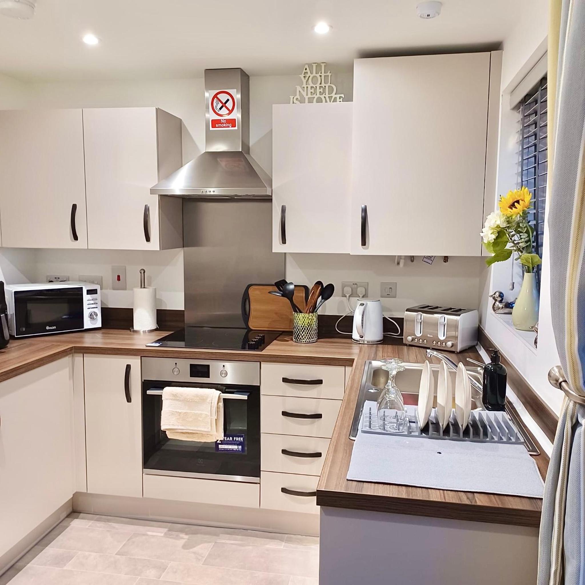 2 Bed House Sleeps 4 - Private Garden Parking