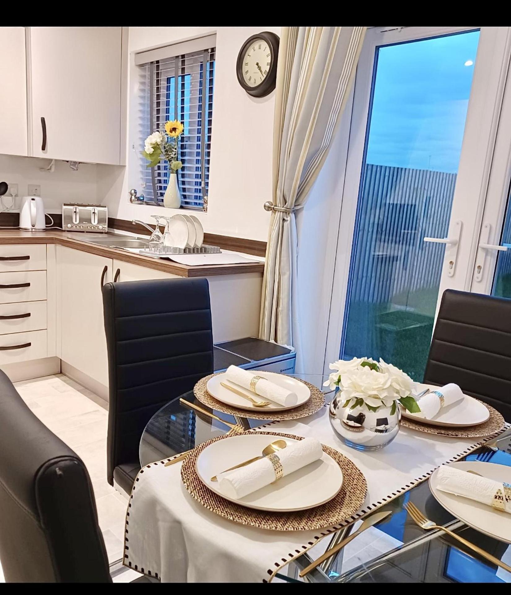 2 Bed House Sleeps 4 - Private Garden Parking