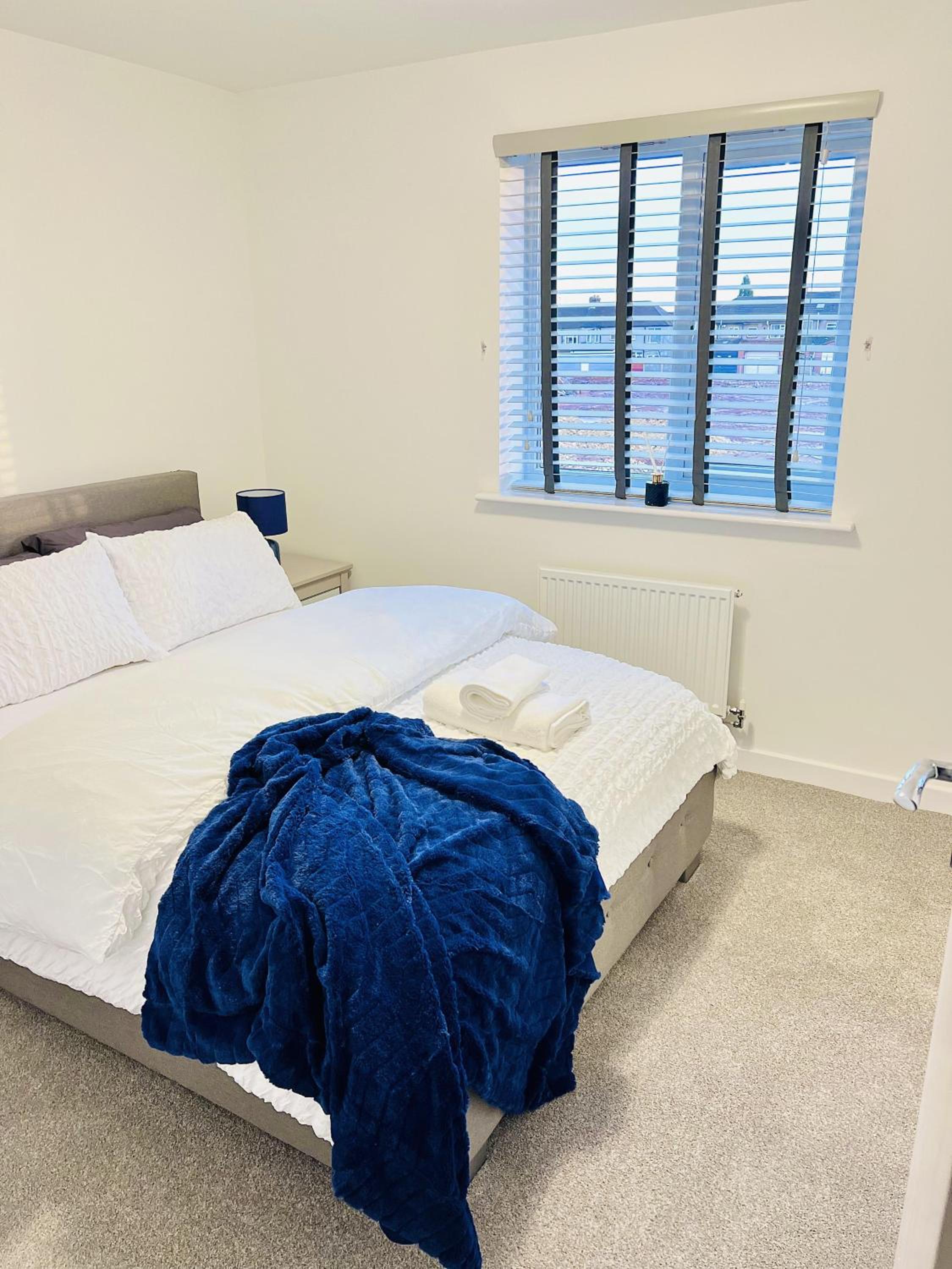 2 Bed House Sleeps 4 - Private Garden Parking