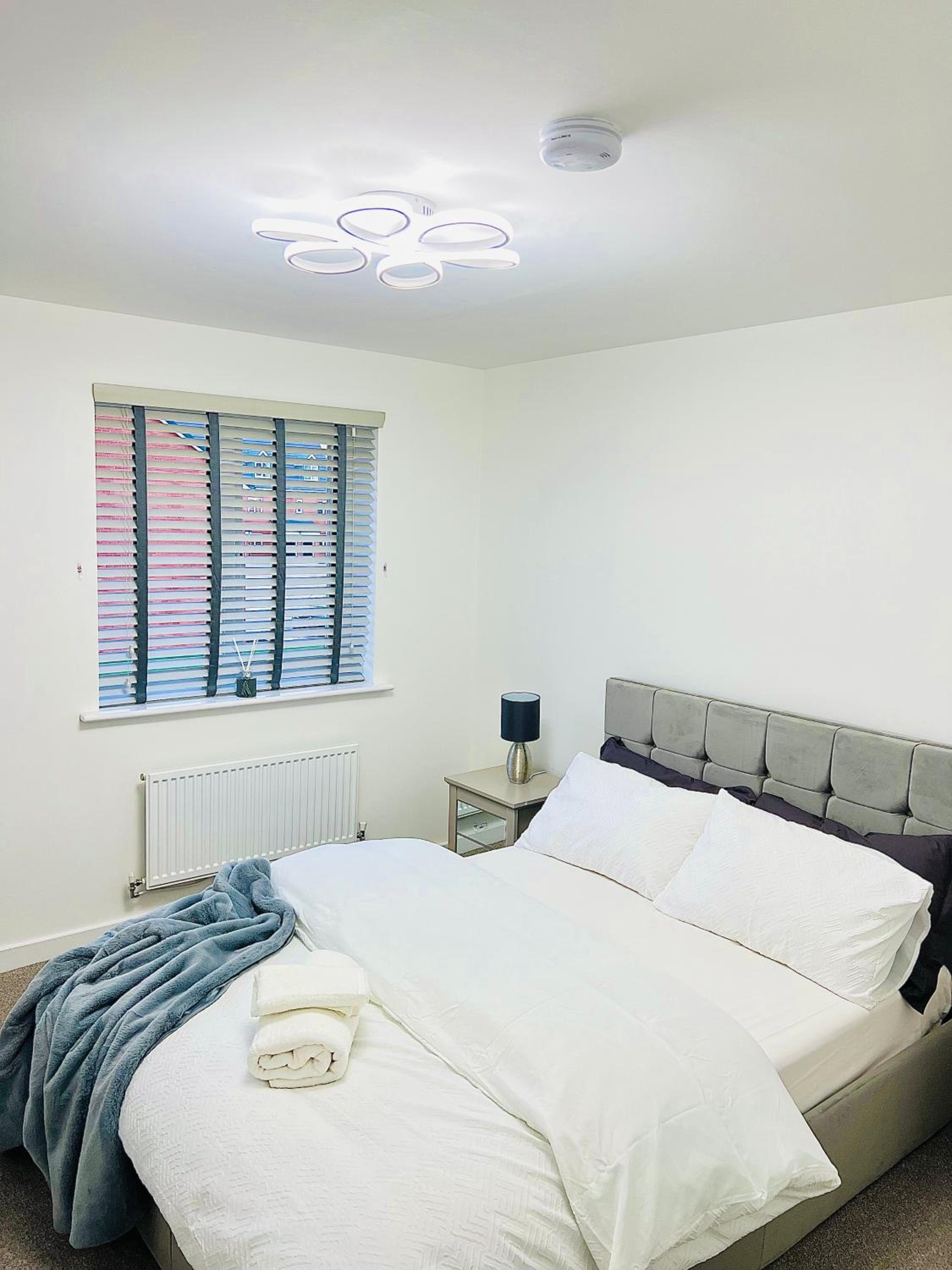 2 Bed House Sleeps 4 - Private Garden Parking