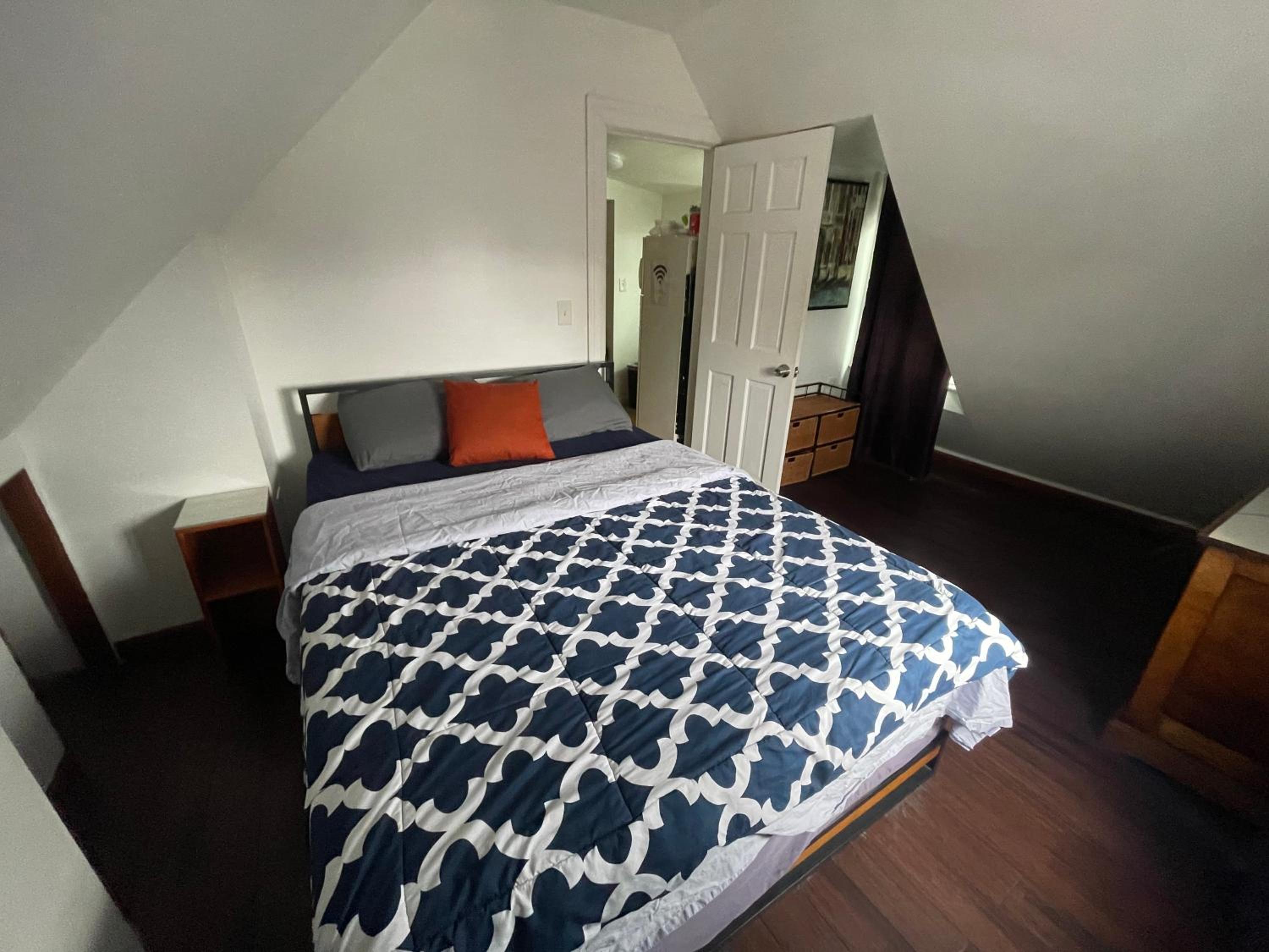 Private Loft 5 min away from LGA - Property Image 1