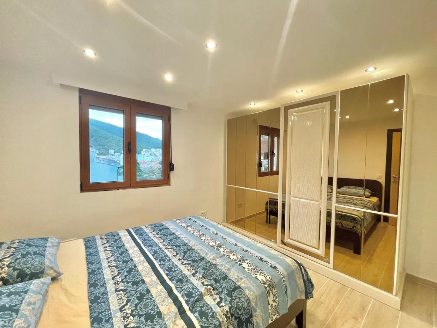 Perfect 2-bd apartment with terrace view 2