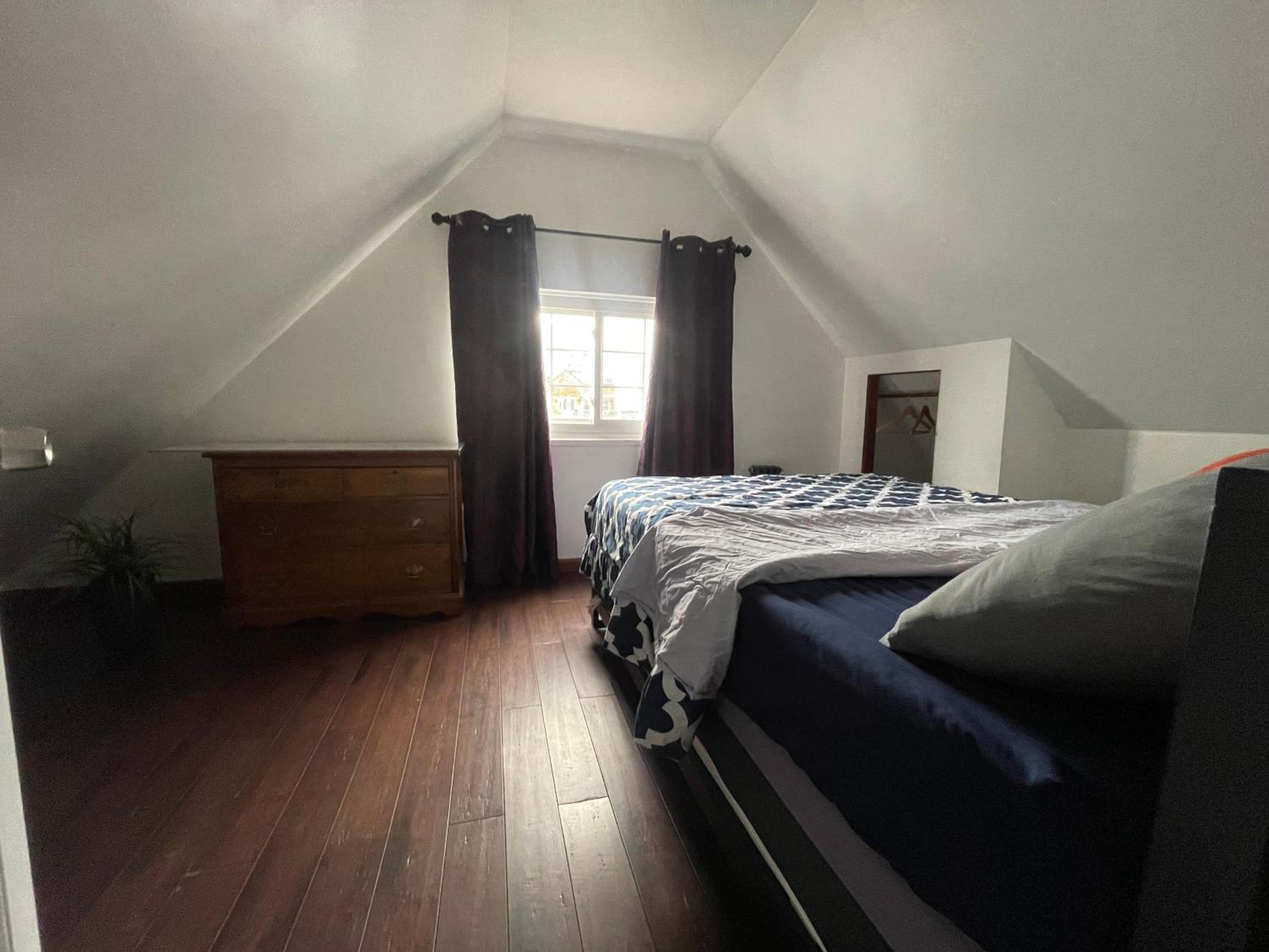 Private Loft 5 min away from LGA - Property Image 2