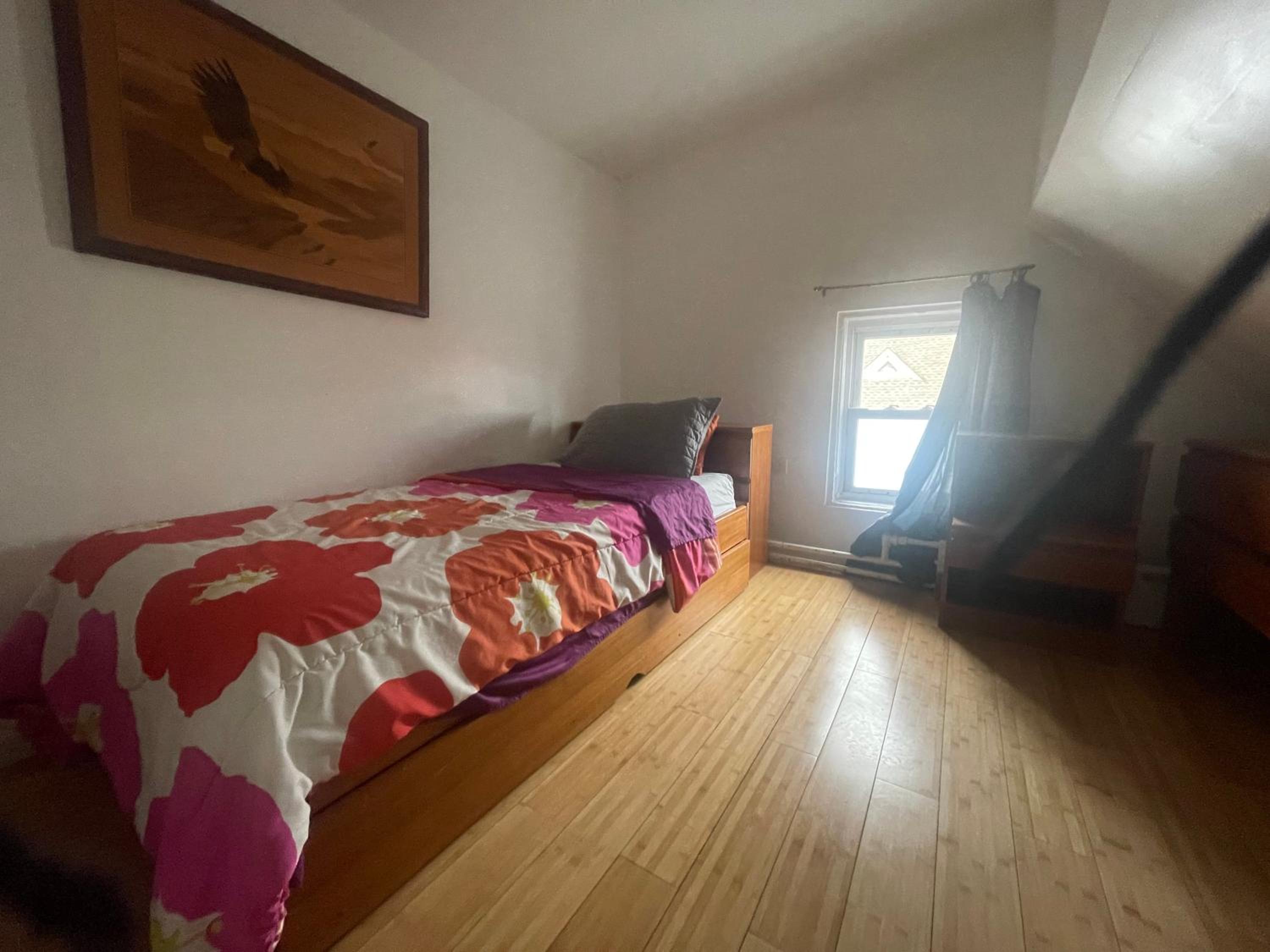 Private Loft 5 min away from LGA - Property Image 3