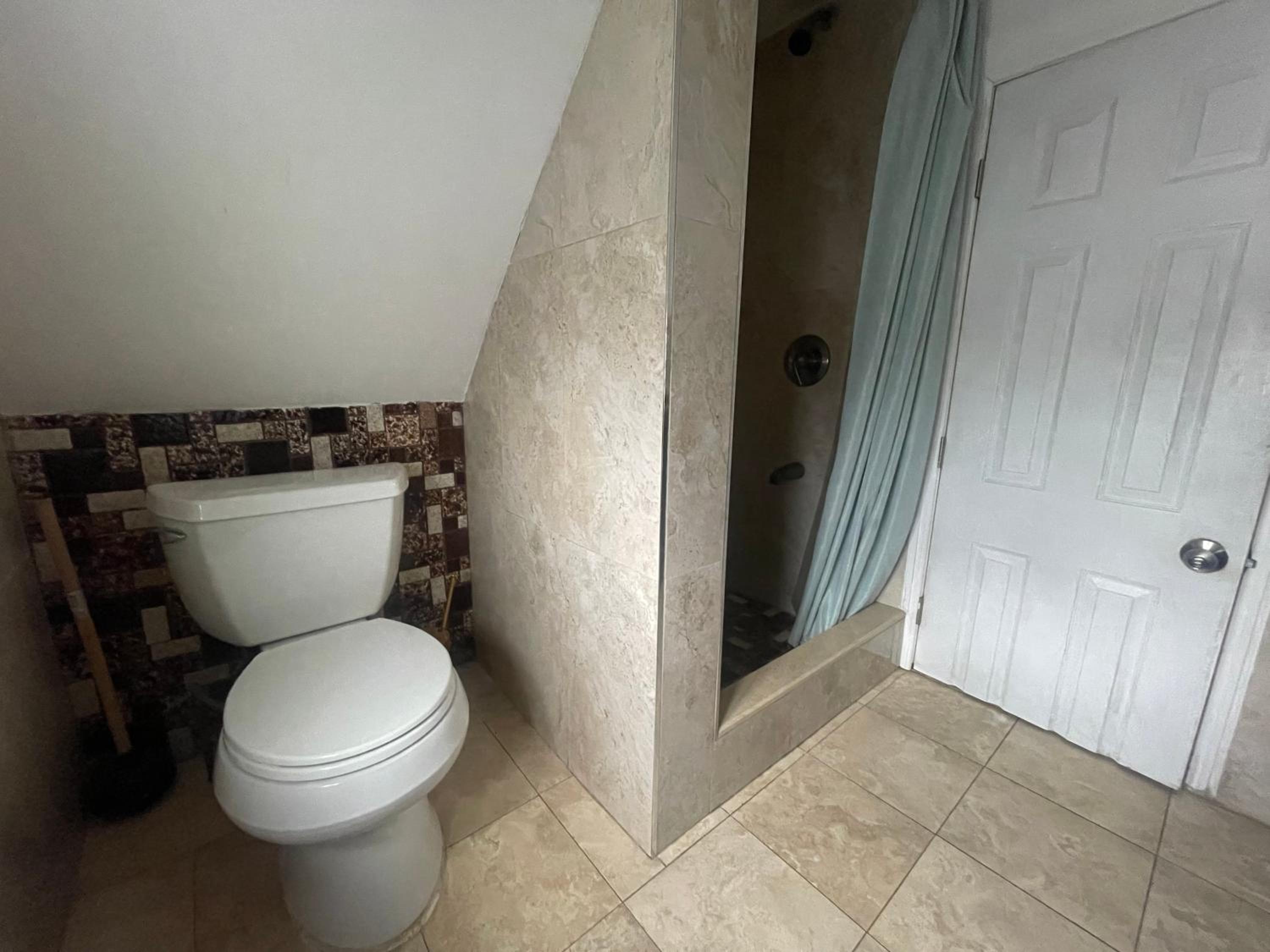 Private Loft 5 min away from LGA - Property Image 4