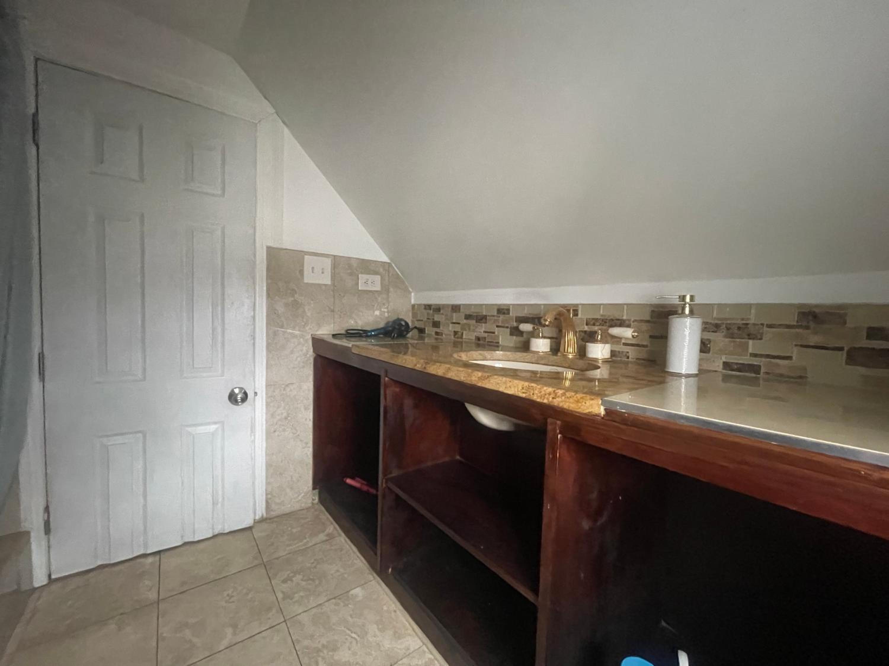 Private Loft 5 min away from LGA - Property Image 6