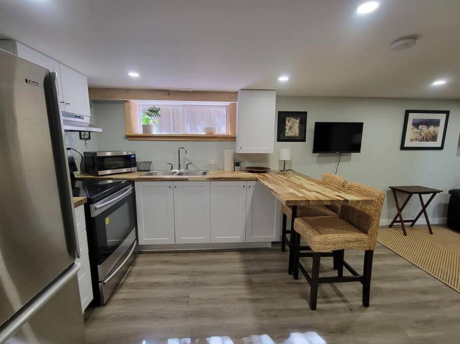 1 bedroom basement apartment with free parking