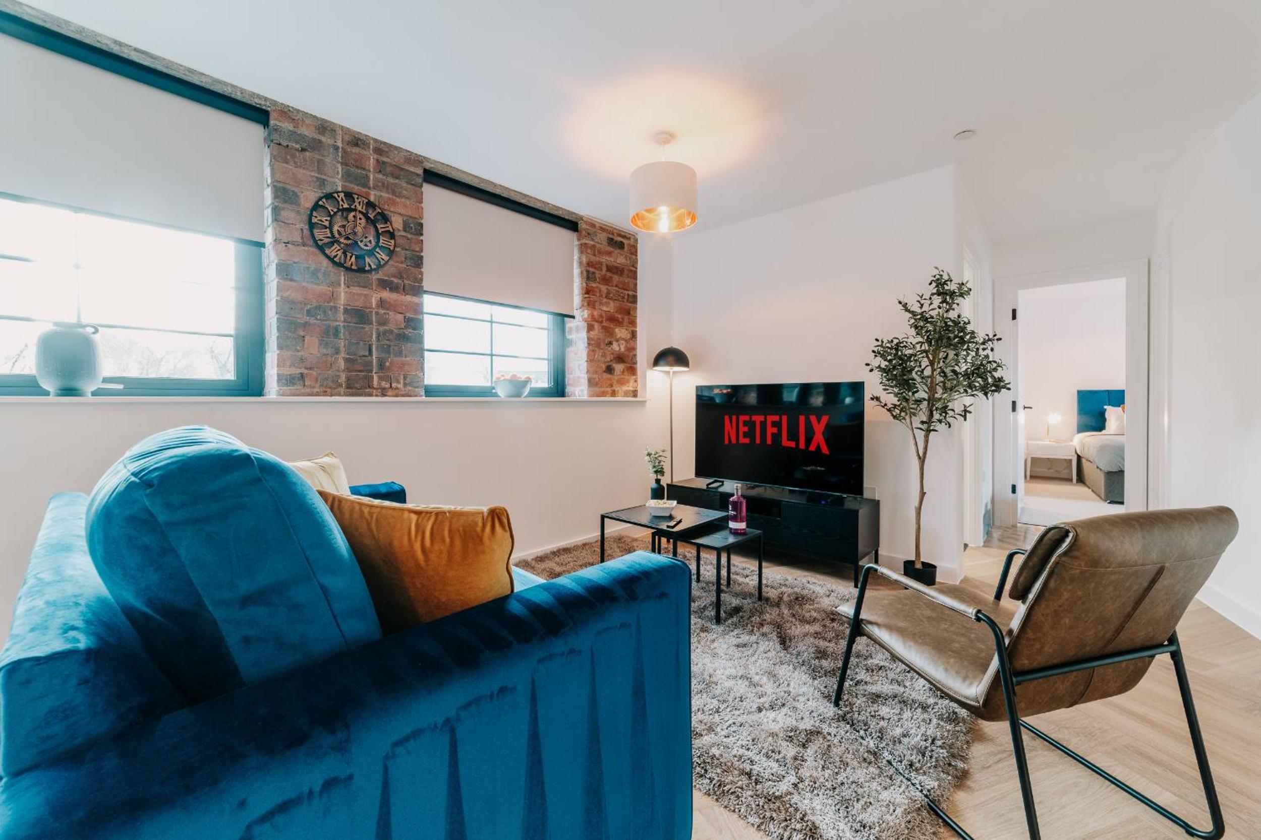 Chic Industrial Style Luxury Pad, City Centre, Fast WiFi, Contractors, Famillies view 2