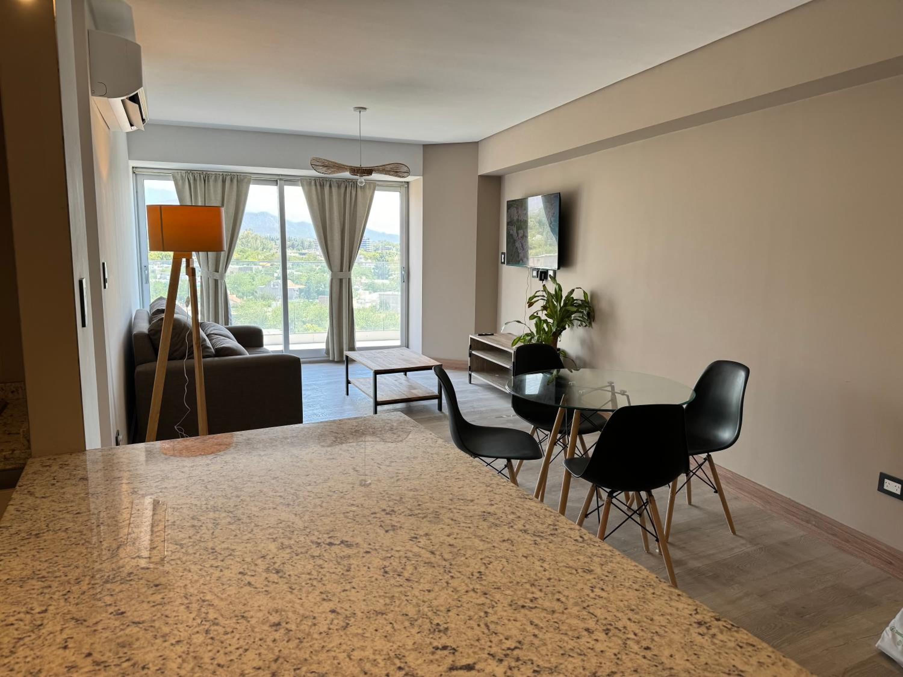 Departamento con vista a la ciudad y cordillera ,con balcón