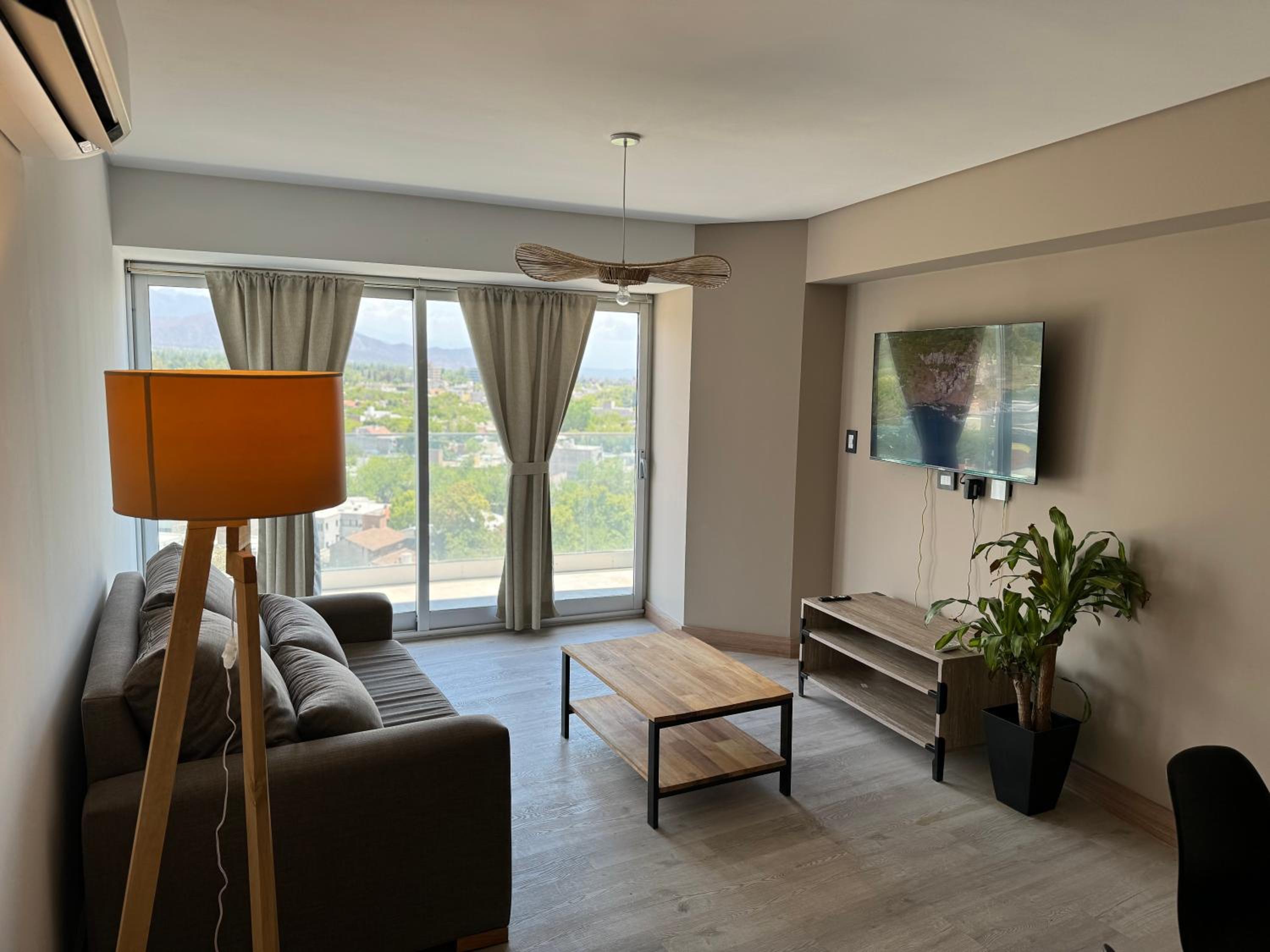Departamento con vista a la ciudad y cordillera ,con balcón