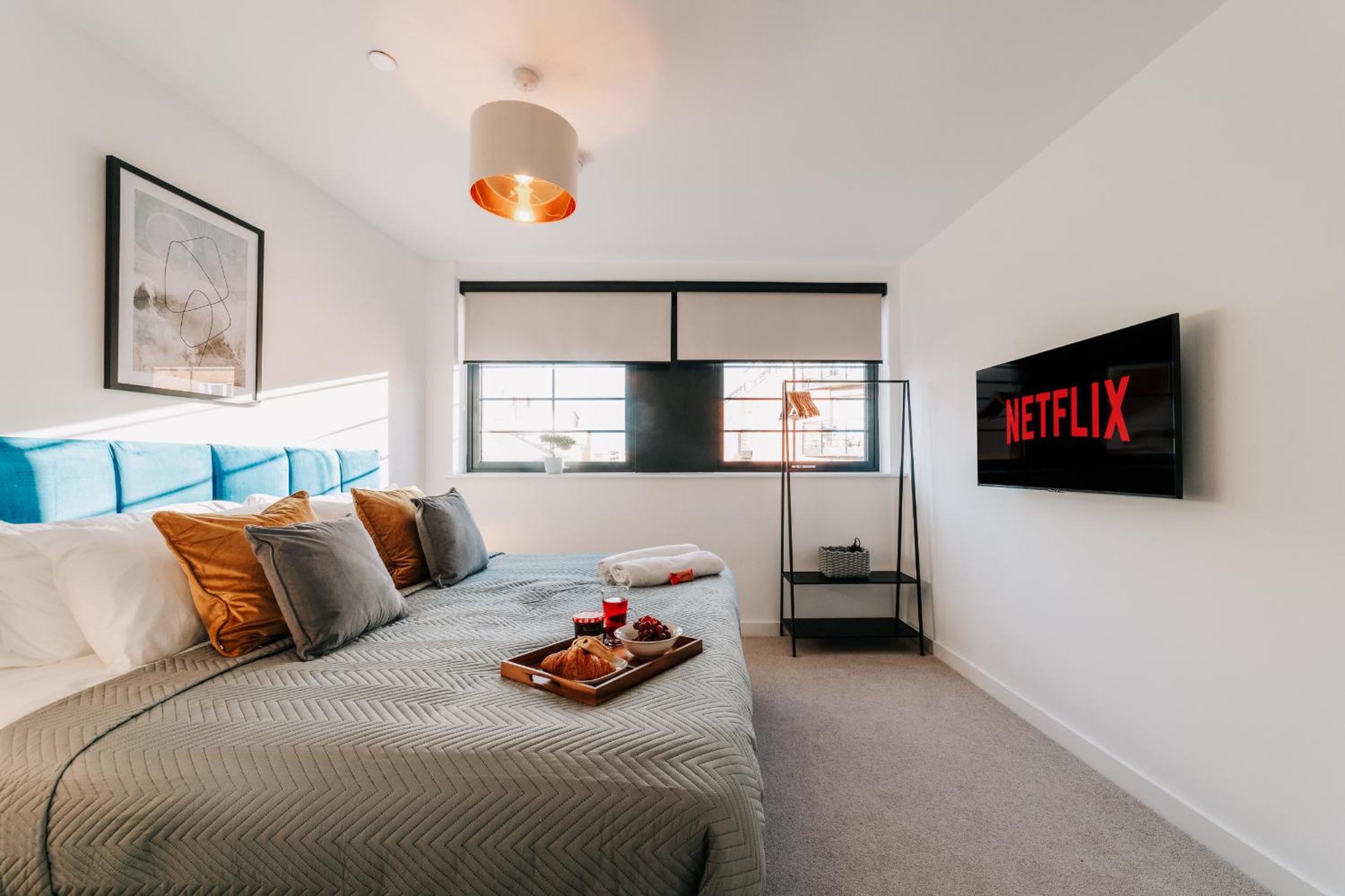 Chic Industrial Style Luxury Pad, City Centre, Fast WiFi, Contractors, Famillies view 4