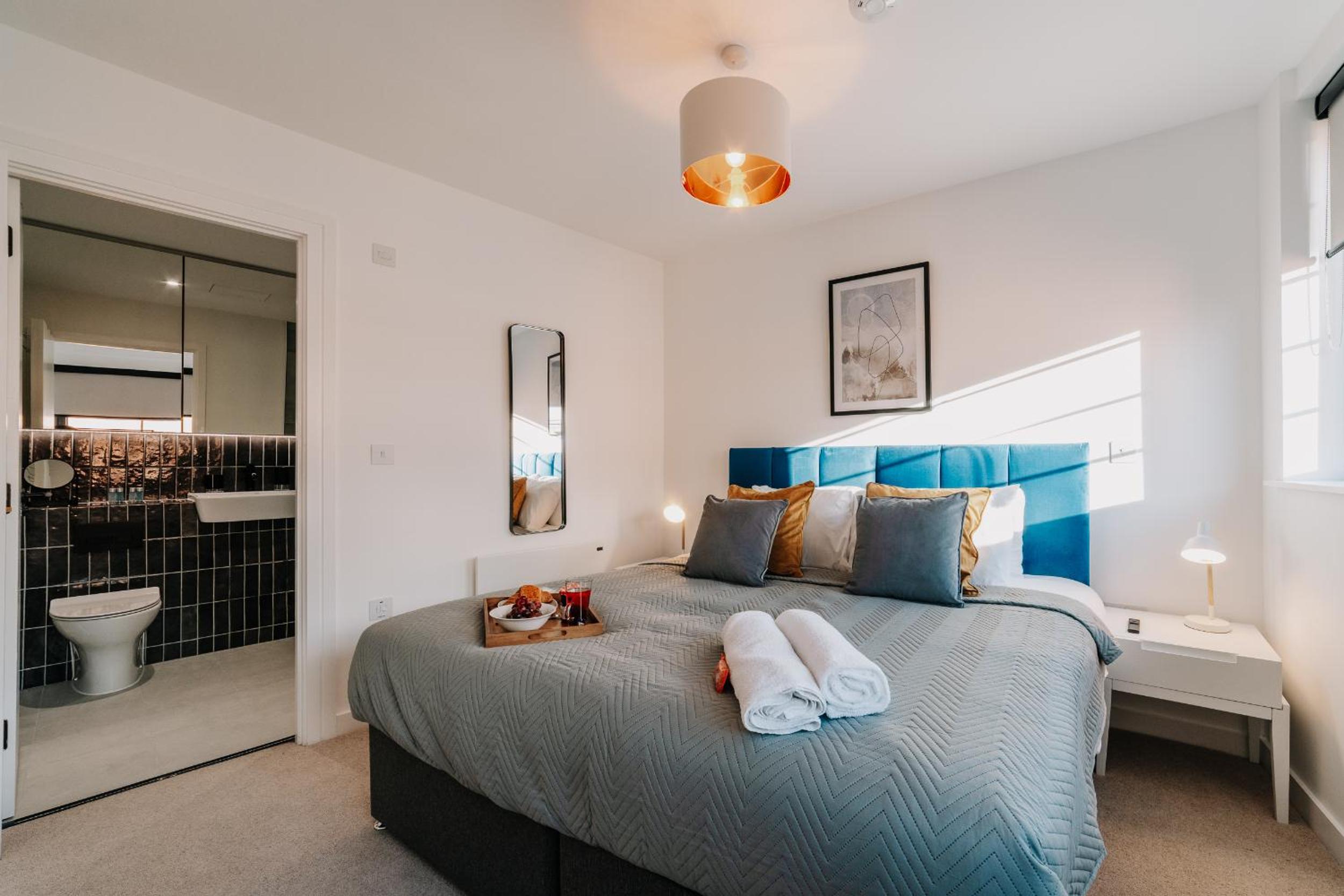 Chic Industrial Style Luxury Pad, City Centre, Fast WiFi, Contractors, Famillies view 3