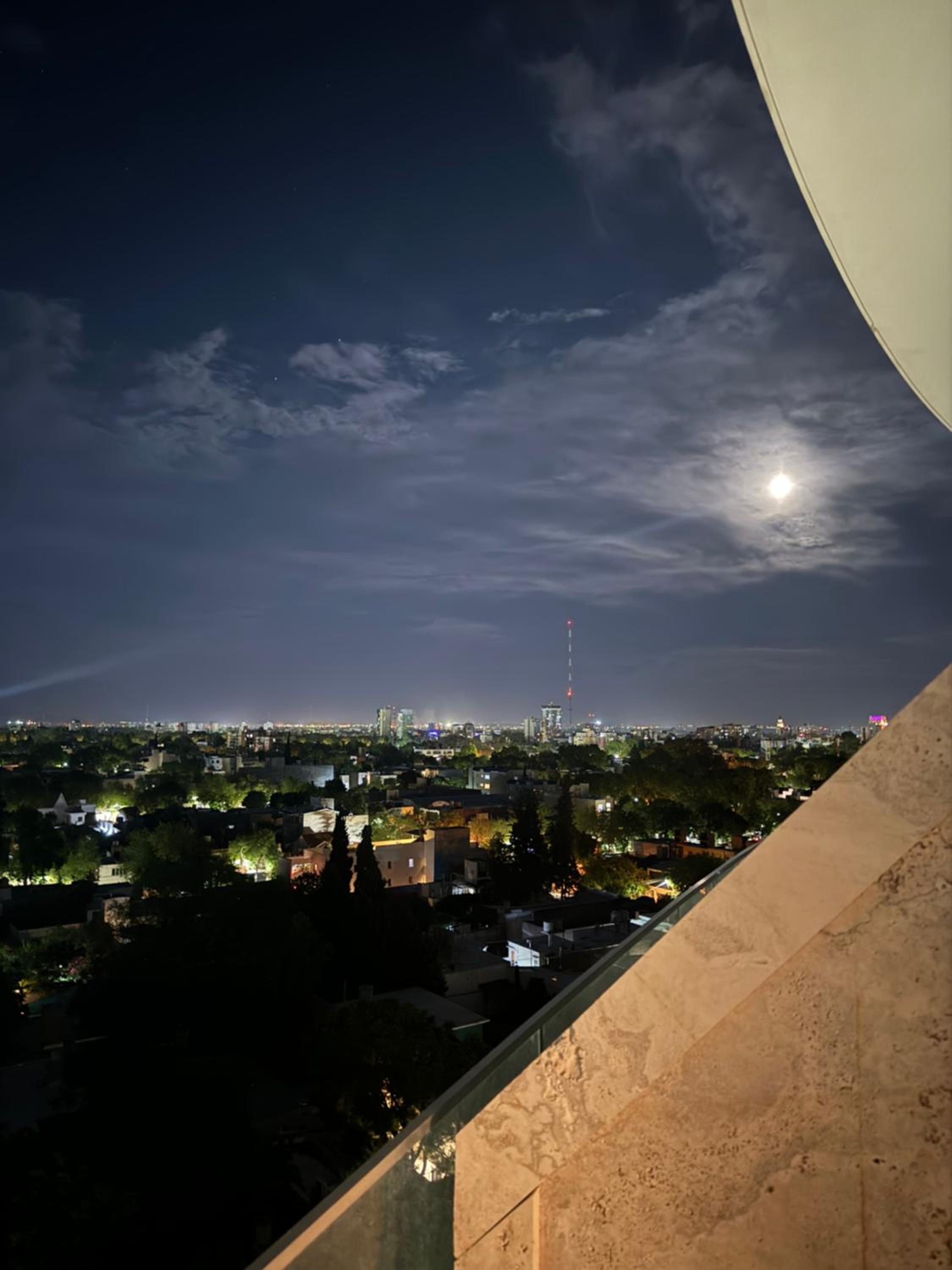 Departamento con vista a la ciudad y cordillera ,con balcón