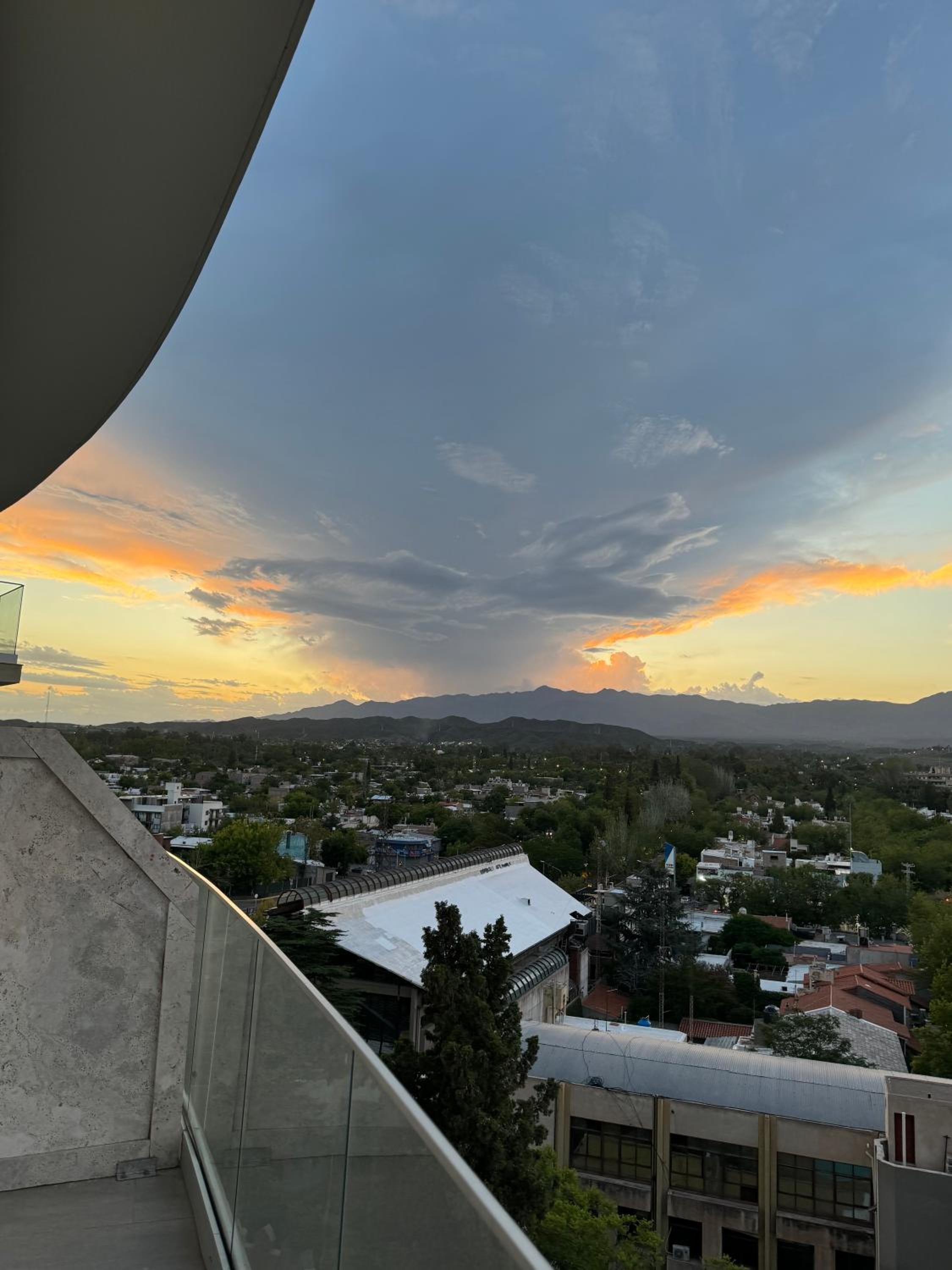 Departamento con vista a la ciudad y cordillera ,con balcón