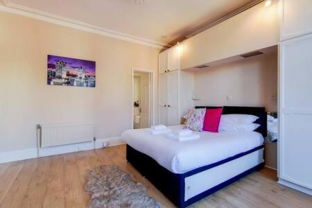 Ealing Apartment near Walpole Park & Workspace