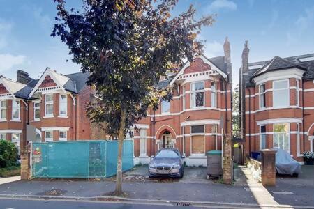 Ealing Apartment near Walpole Park & Workspace