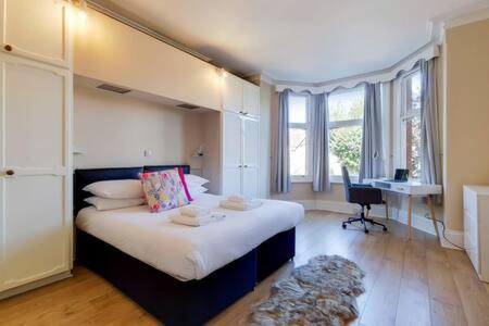 Ealing Apartment near Walpole Park & Workspace
