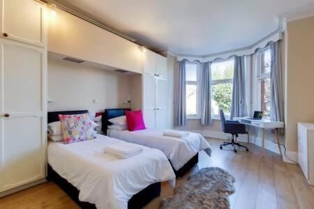 Ealing Apartment near Walpole Park & Workspace