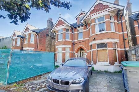 Ealing Apartment near Walpole Park & Workspace