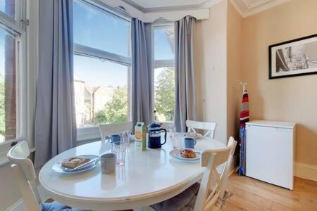 Ealing Apartment near Walpole Park & Workspace