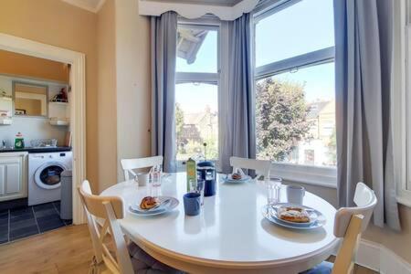 Ealing Apartment near Walpole Park & Workspace