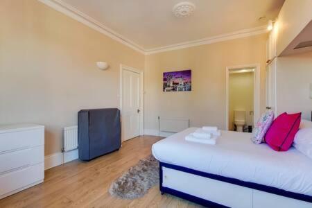 Ealing Apartment near Walpole Park & Workspace
