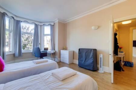 Ealing Apartment near Walpole Park & Workspace