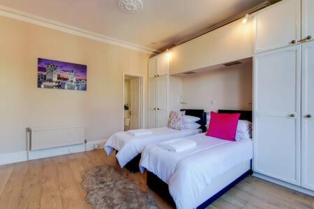 Ealing Apartment near Walpole Park & Workspace