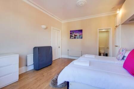 Ealing Apartment near Walpole Park & Workspace