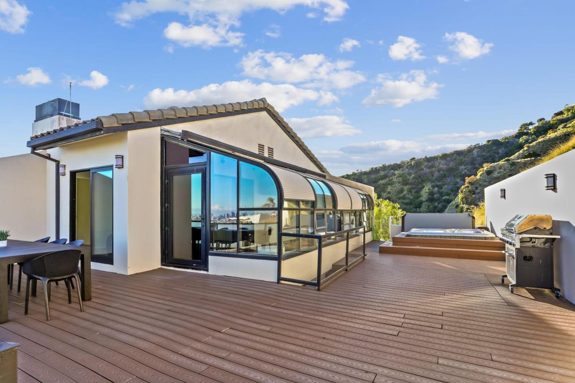 New Listing Stunning Jetliner View Private Spa